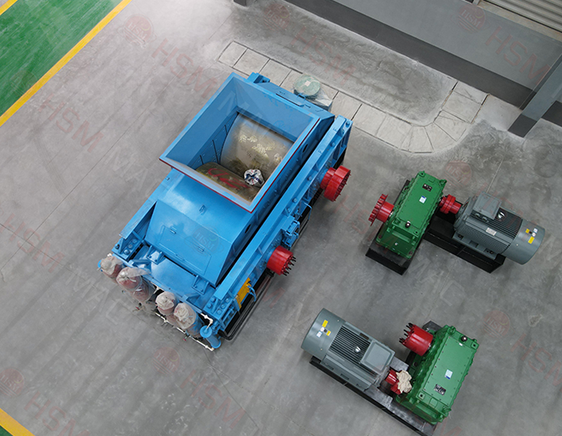 海南1010對輥制砂機鐵礦石破碎現(xiàn)場