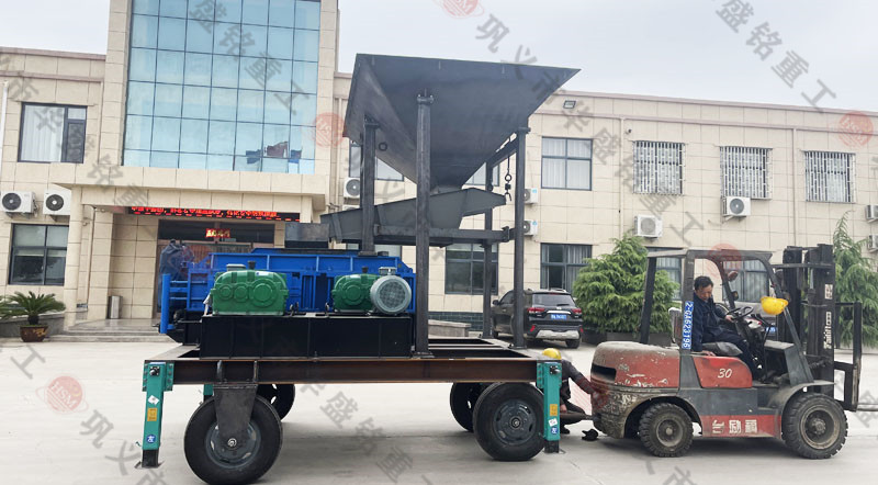 1012移動對輥破碎機(jī)時產(chǎn)量多少噸？價格多少錢一臺
